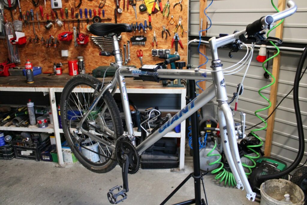 rower na tle warsztatu